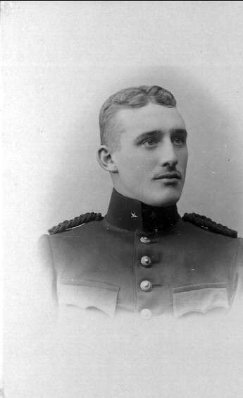 Officer artilleriet, C G K-son Killander född 11 jan 1884, officer 1904.