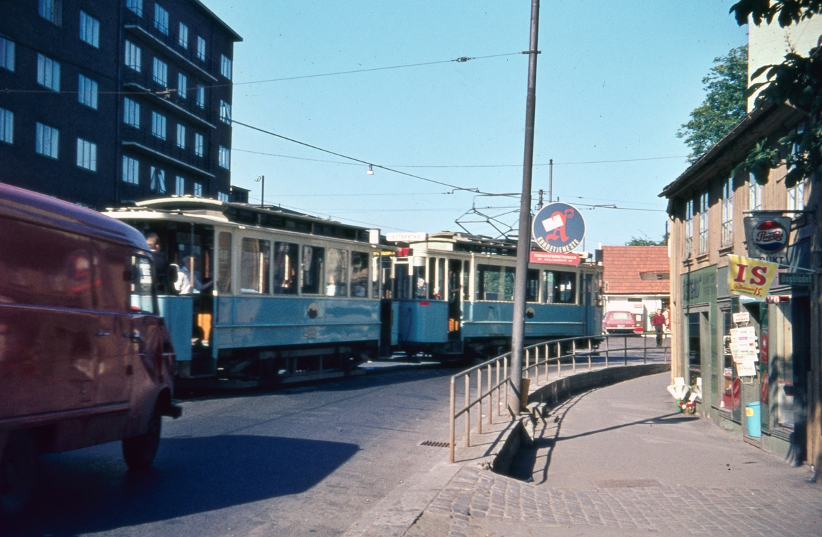 Sporvogn 66 med tilhenger 488 i rute 6 i krysset St. Halvards gate/Enebakkveien. Dette var siste dag de klassiske toakslede Kristiania-trikkene gikk i ordinær rutetrafikk i Oslo.