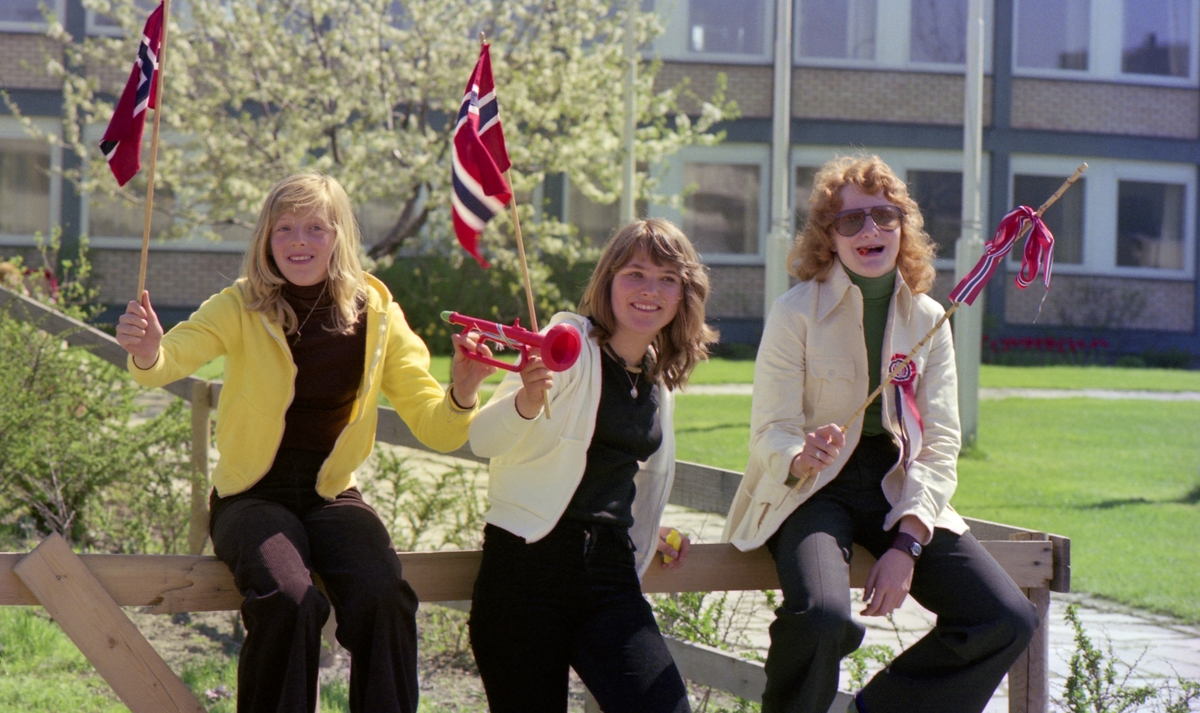 17.mai 1975 i Strømmen. Olaussenhjørnet i bakgrunnen.