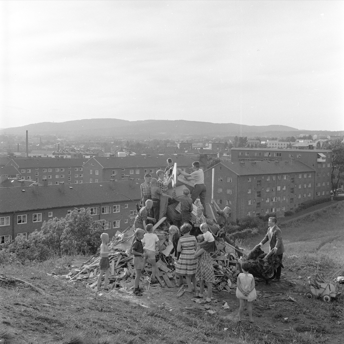 St. Hansbål, ant. Oslo 1960. Barn som lager St. Hans bål, blokker i bakgrunnen.