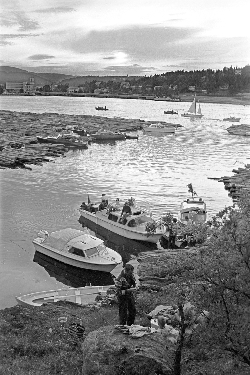 Serie. St. Hans feiring på Kalvøya utenfor Sandvika.  Fotografert 24. juni 1965.