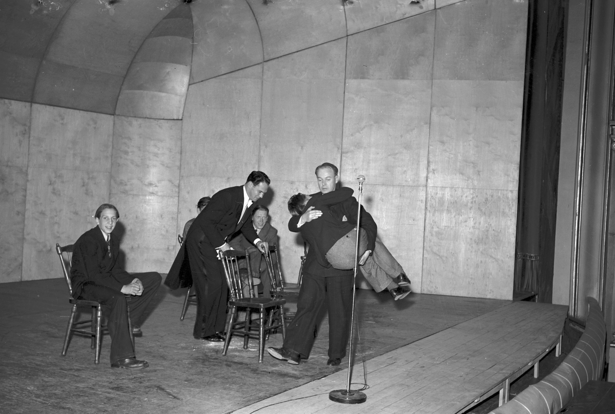 D:r Martelli. Taget på Teatern. Oktober1943.

