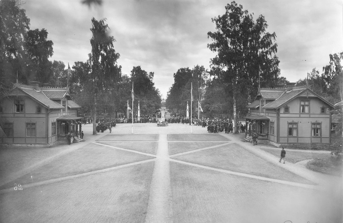 Västmanlands infanteriregemente I 18 uppställt på lägergården i Rommehed midsommardagen 1925. Utsikt från officerspaviljongen mot regementsluckan och exercisfältet.