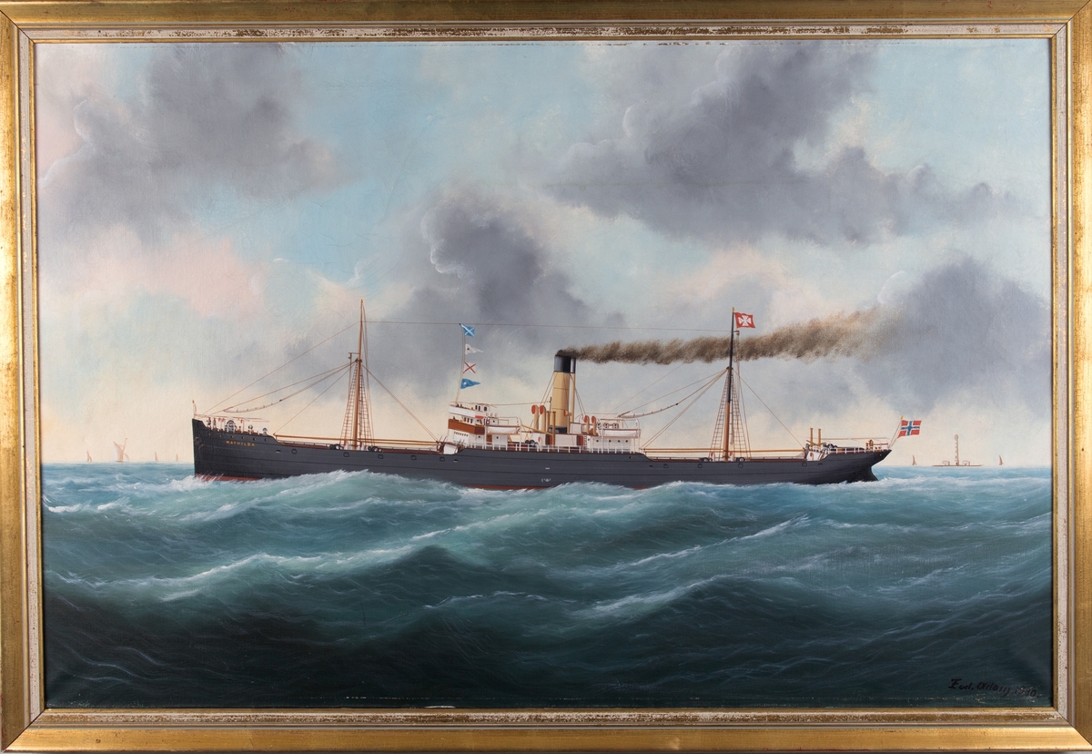 Skipsportrett av DS MATHILDA under fart, ser flere mindre seilfartøy i bakgrunn samt fyrtårn.