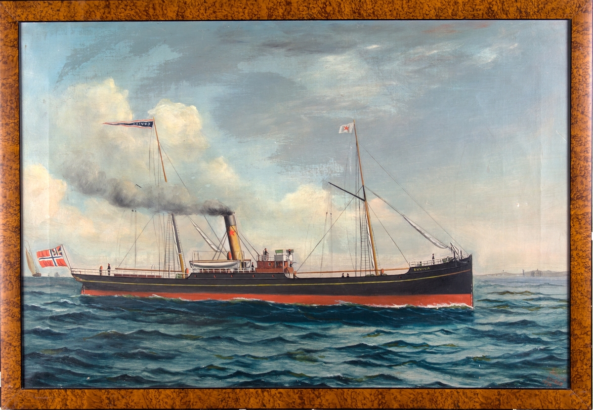Skipsportrett av DS EVVIVA under fart i åpen sjø. Ser land i bakgrunn samt mindre seilfartøyer. Fører unionsflagg akter.
