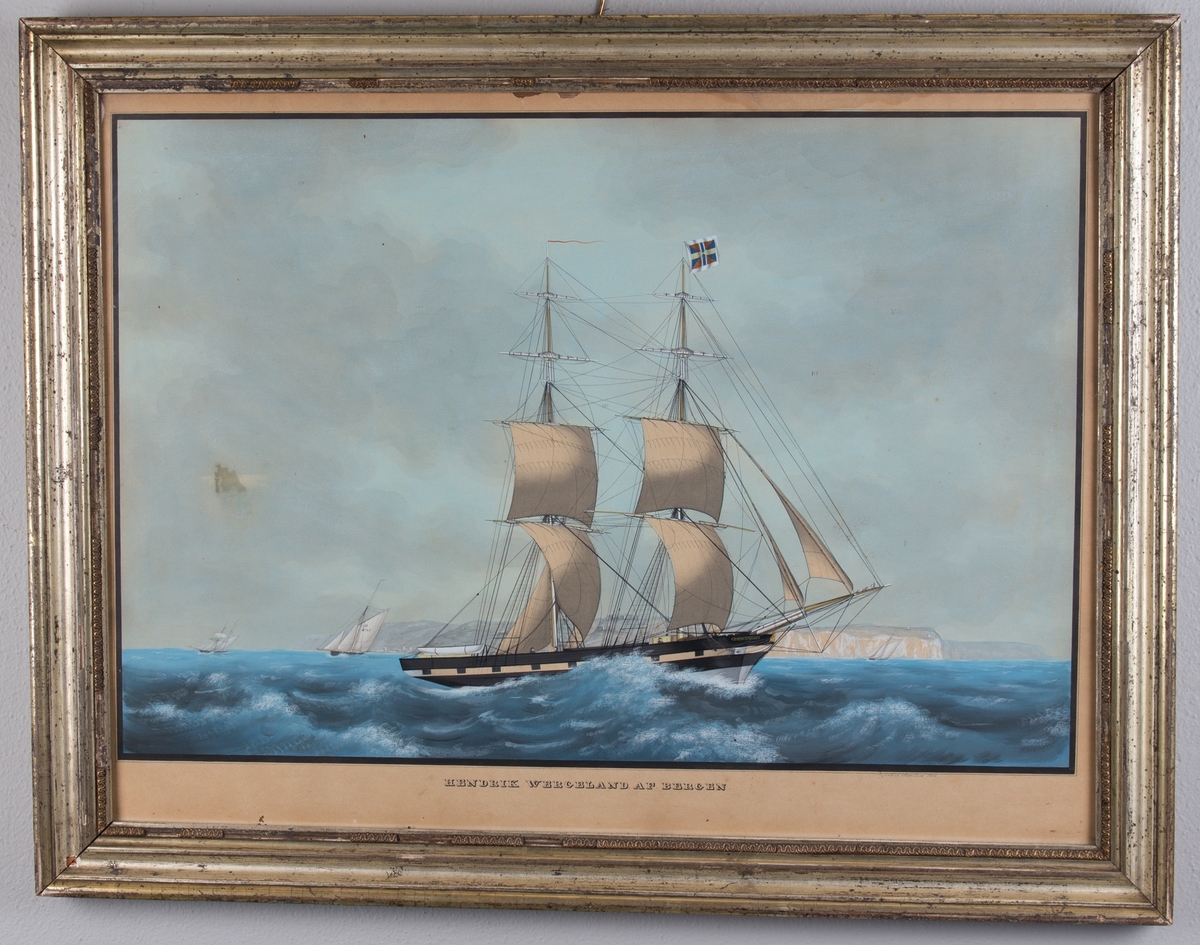 Skipsportrett av brigg HENRIK WERGELAND under fulle seil med klippene i Dover i bakgrunnen. Ser flere andre seilfartøy i bakgrunn.Skipet fører unionsmerke/orlogsgjøs (sildesalaten) i fortoppen.