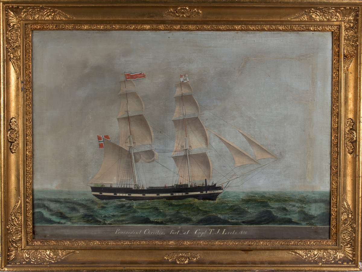 Skipsportrett av brigg PRÆSIDENT CHRISTIE (PRAESIDENT CHRISTIE) for fulle seil. Fører vimpel med skipets navn samt kjenningsmerke X50. har påmalte kanonporter.
