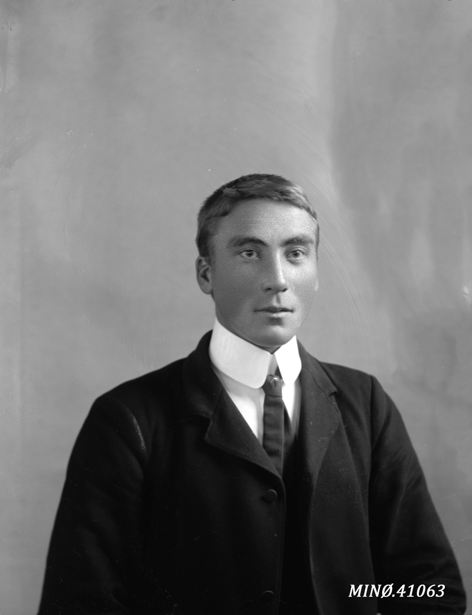 Portrett av ung mann - Johan Rundtom (født 27.6.1886 i Oslo)