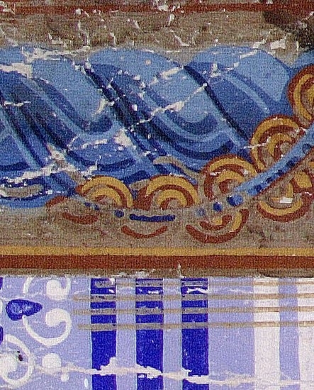 Bård dekorerad med draperad textil och slingrande spets i brunt och beige samt i tre blå nyanser på en ljusgrå bakgrund.