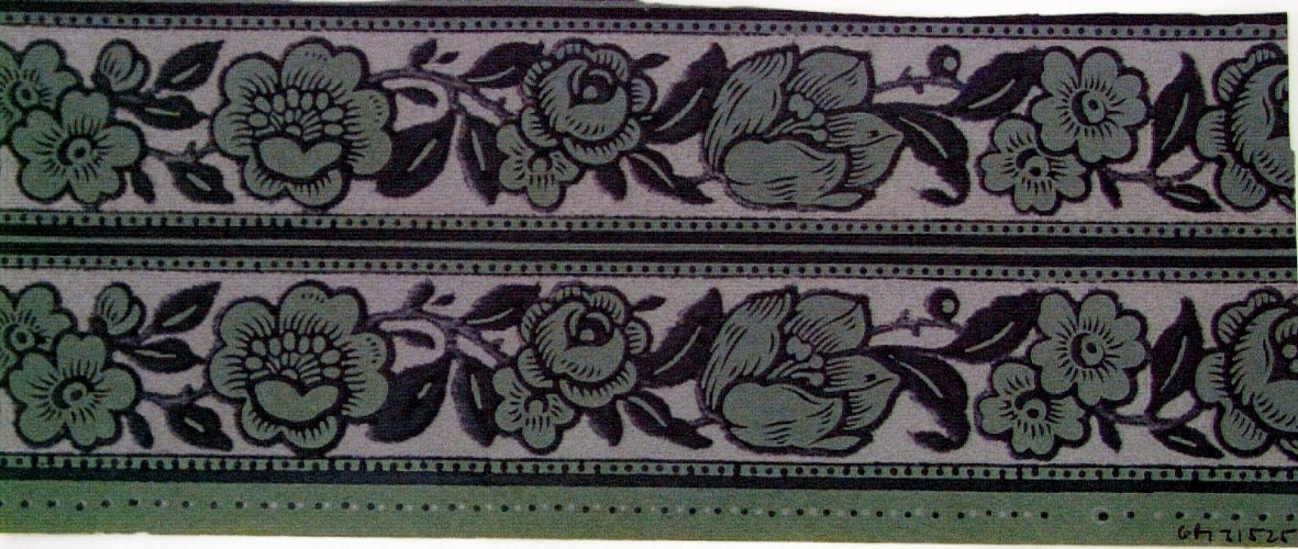 Stiliserade blommor i marin och ljusgrått på ett turkos genomfärgat papper. Bården avslutas upp-/nedtill prickmönstrade band.