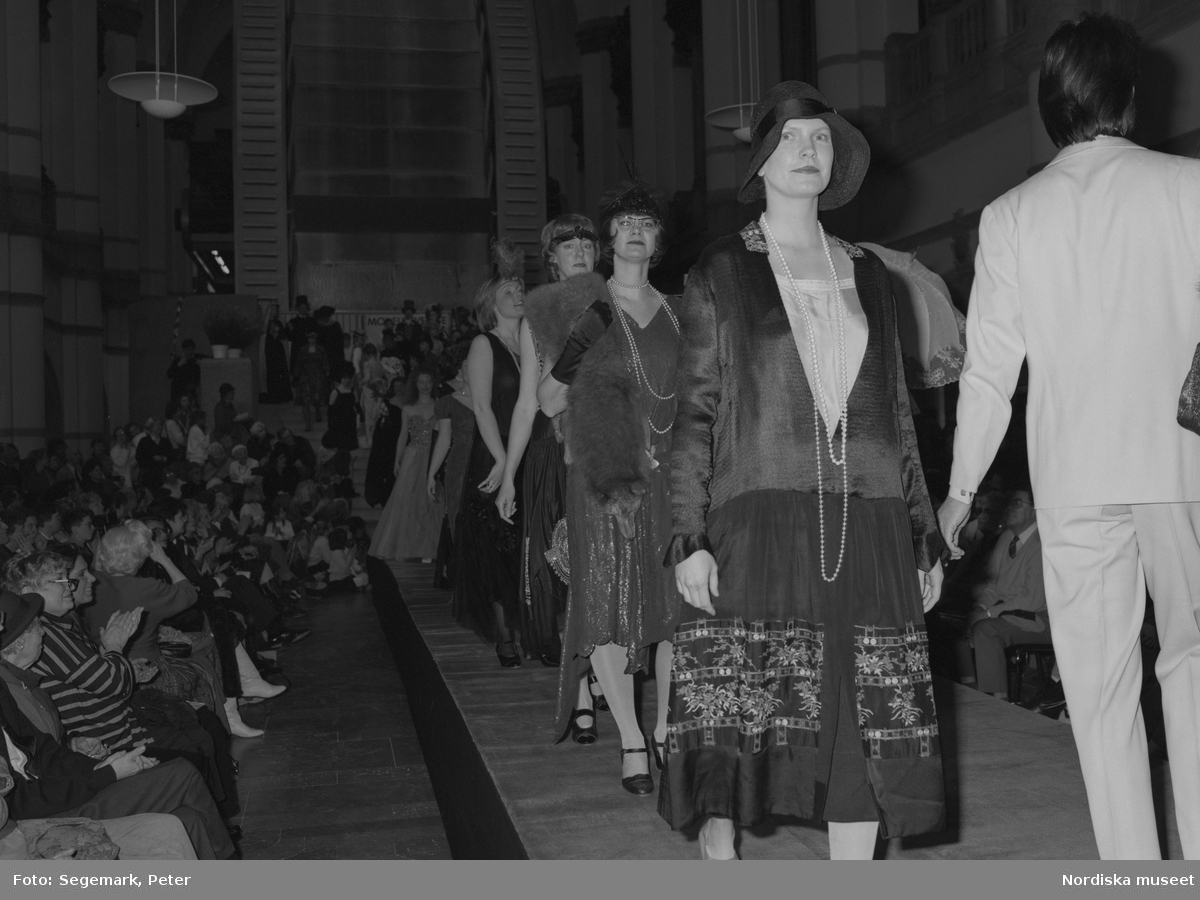 Modeparad på Nordiska museet i samband med öppnandet av Paris-Stockholm modeutställning.