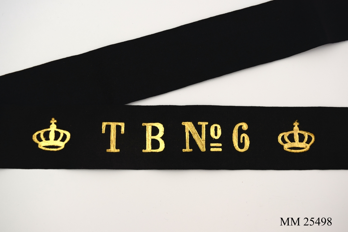 Mössband av svart sidenrips. Guldfärgad text, "T B NO 6", med två kronor på vardera sida.