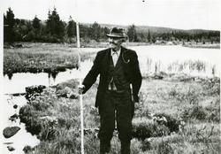 Olaus Øilund på fisketur ved Rødningen.