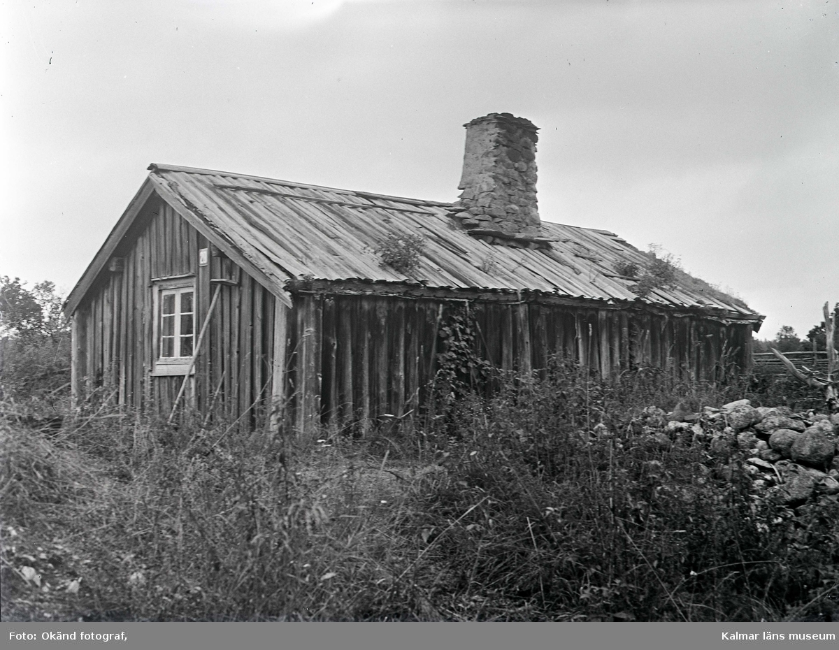 Ett bostadshus med sadeltak och träpanel i Geltorp.