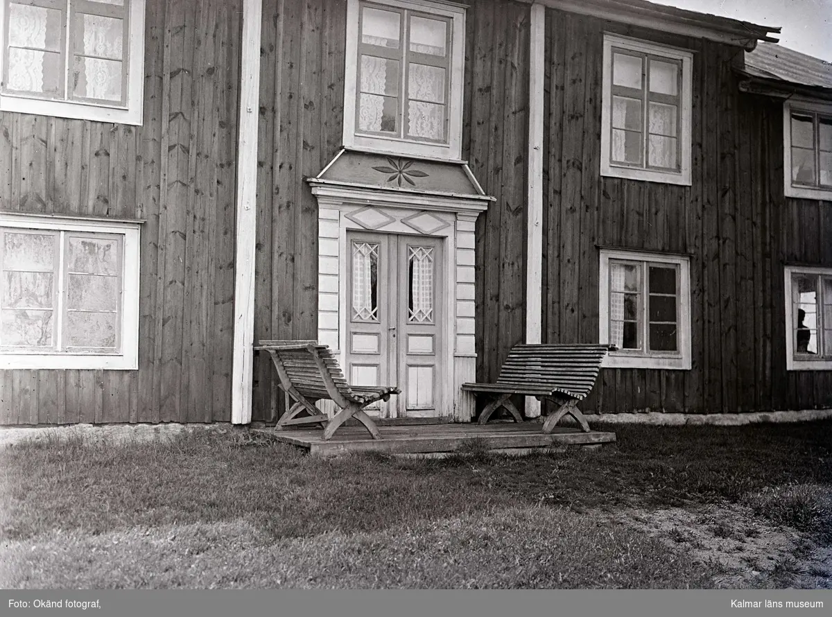 Välsgärde i Fagerhult socken. Ett bostadshus med ett par bänkar vid portalen.