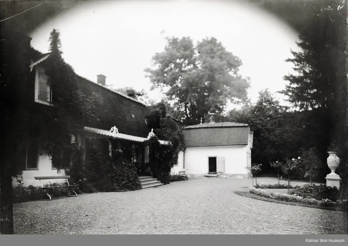 Herrgården, huvudbyggnaden och flygel i Bjursund i Loftahammar.