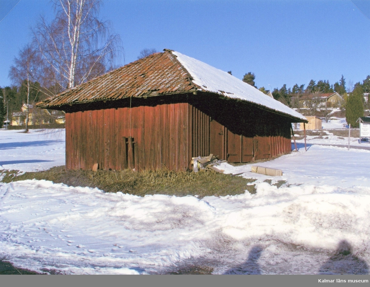 Vagnskjul med tälttak i Helgenäs.