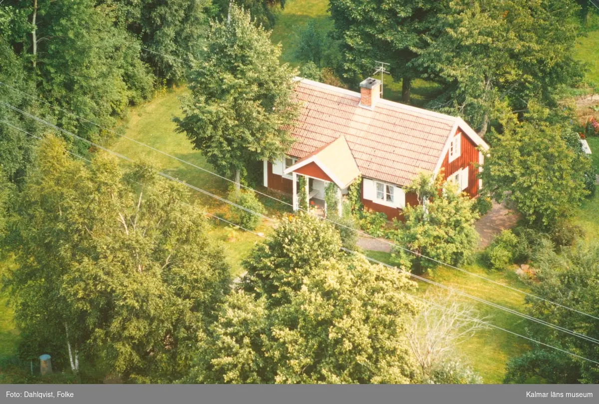 En enkelstuga med farstukvist och trädgård i Ölvingstorp.