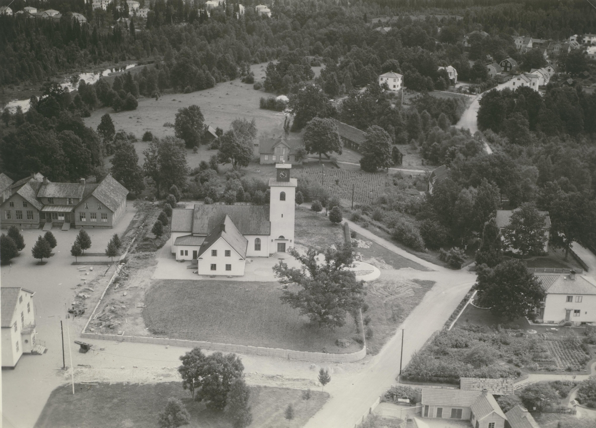 Flygfoto över Vissefjärda kyrka.