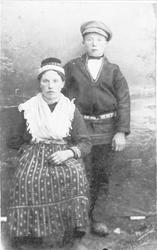 Portrett av to ungdommer i samisk drakt.