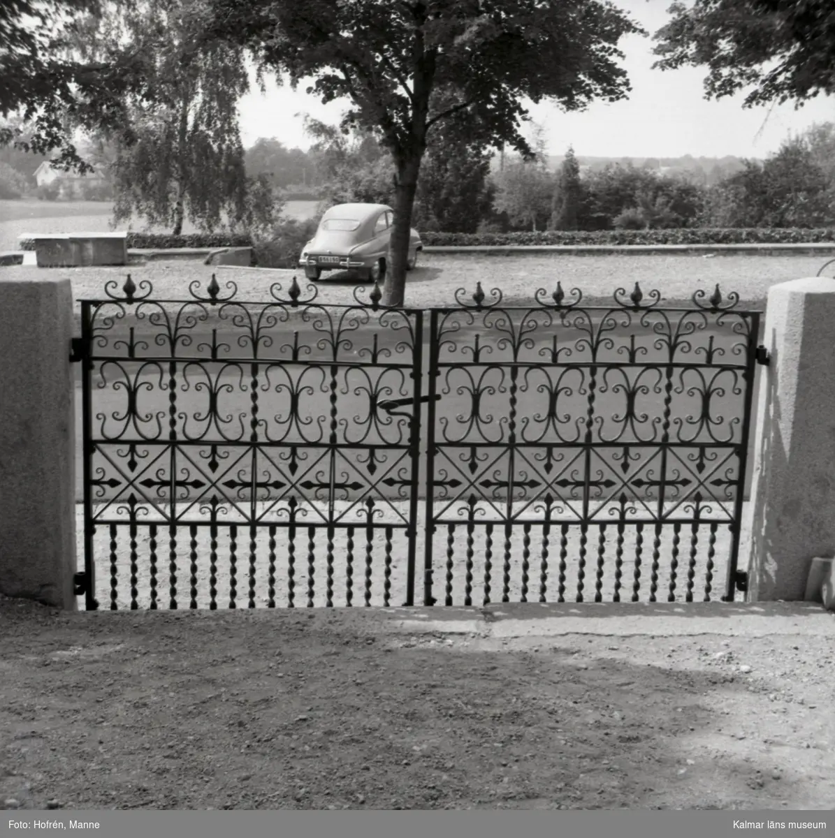 De smidda järngrindarna till kyrkogården i Söderåkra.