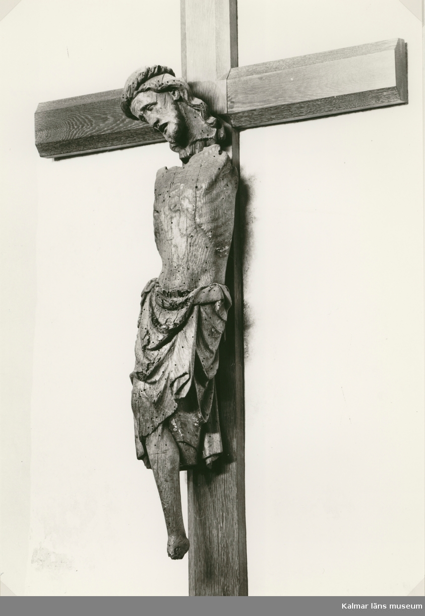 Triumfkrucifix av ek. Troligen gotländskt arbete från 1300-talets början.