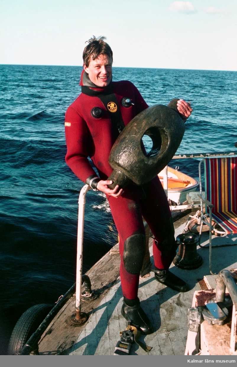 Peter Norman, som ledde dykningarna på Kronan de första åren. Han håller i kollerstockslagret till styrningen. Fotot är taget ombord på Mare Balticum.