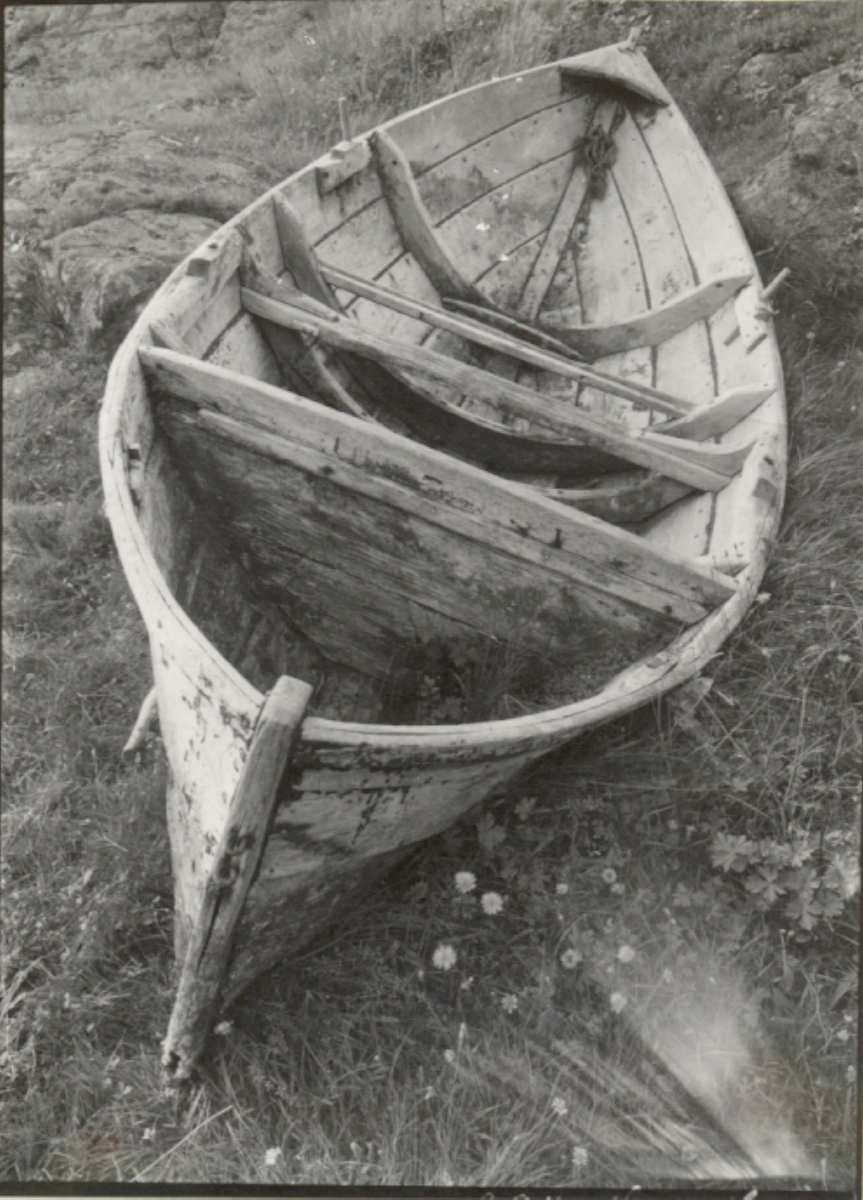 Fiskebåt med sumphåll i aktern, byggd av ek. Bild akterifrån. Ägare: Karl Samuelsson. Härtill ett annat foto, ritningar och beskrivning.