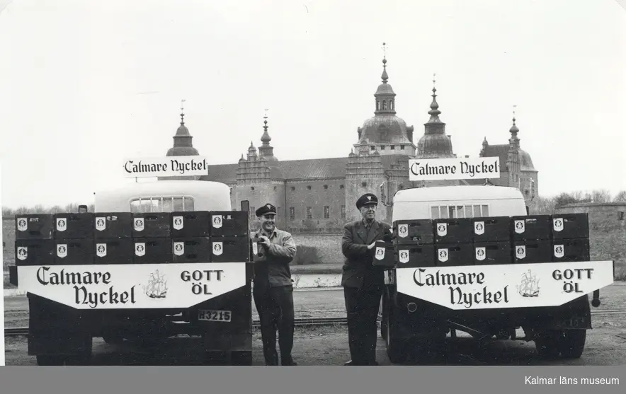 Text på bilarna: "Calmare Nyckel. Gott öl."