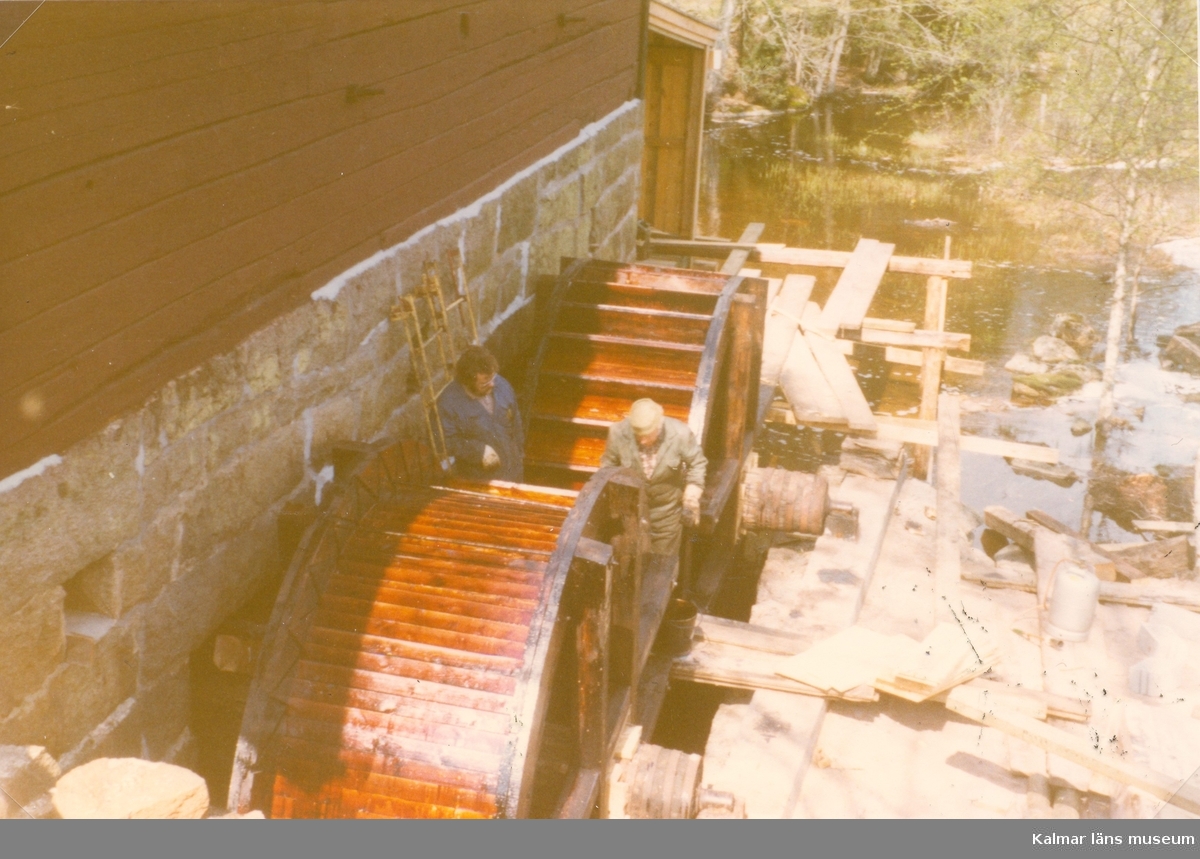 Vattenhjul på Stensfors kvarn vid restaureringen 1976-1977.