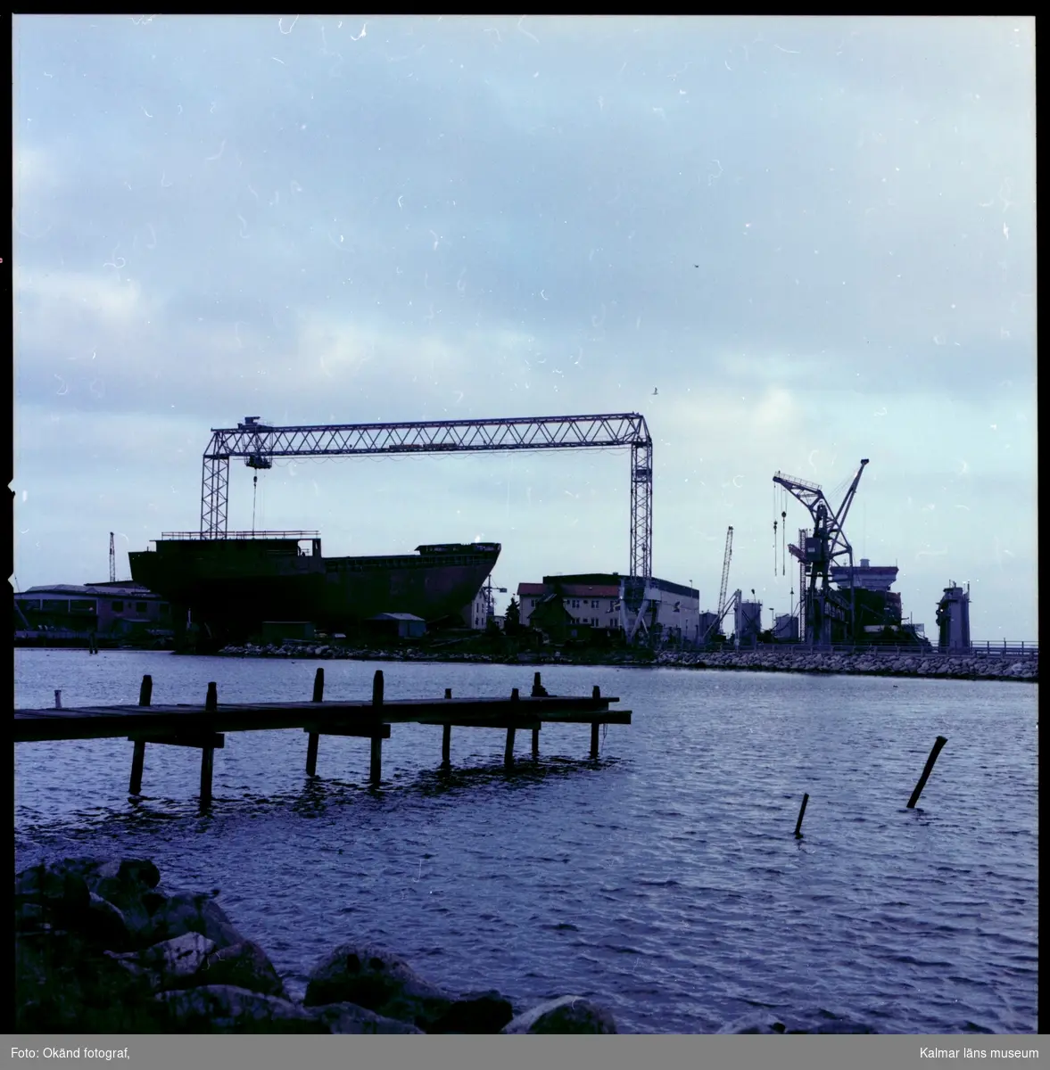 Kalmar varv från Ängö. Ett fartyg byggs under en bockkran på en stapelbädd.