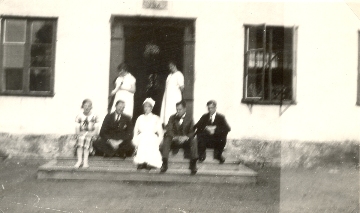 På baksidan av fotografiet står skrivet med blyerts "Vid Ädelfors 1927."
Personerna på bilden är okända.