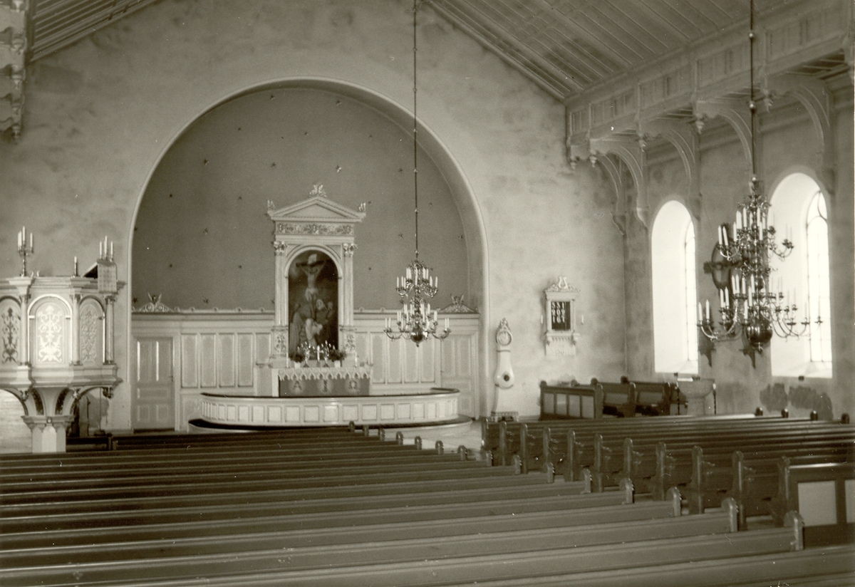 Interiör från långhuset i Hannäs kyrka innan restaurering.