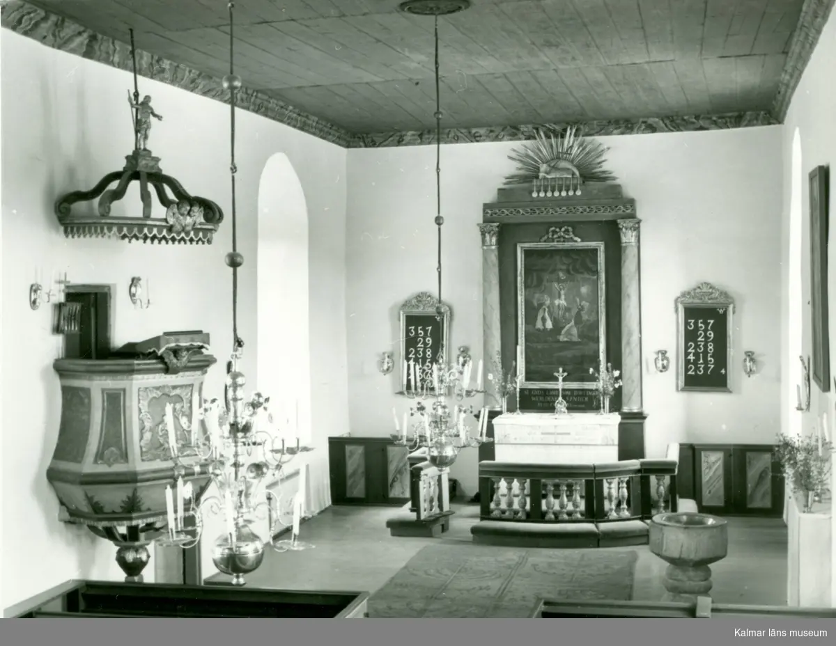 Vykort med interiör mot altaret i Vickleby kyrka.