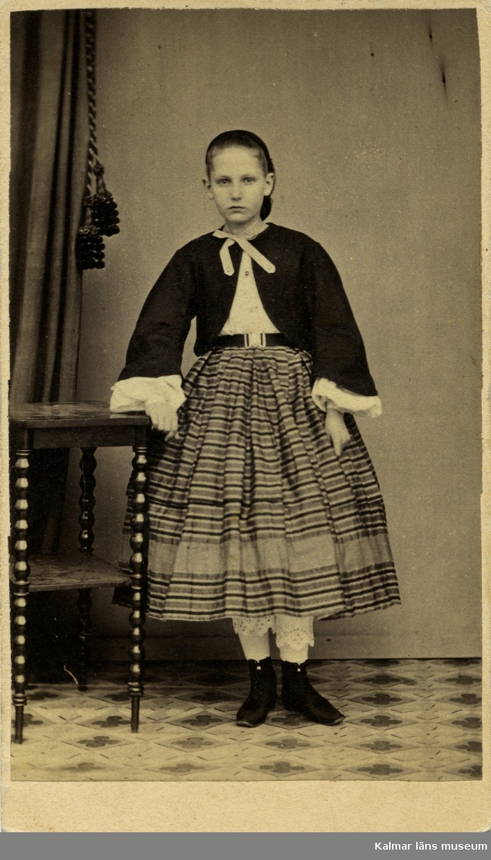 Porträtt på en flicka ur fru Bergs mors, Annie Nordenankar född Rosberg, samlingar.