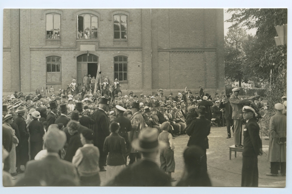 Firande av Barnens Dag i Kalmar 1935.
Marknadsstånd, tombola och föräljning av glass och godis.
