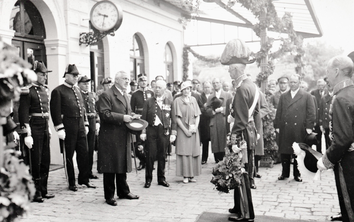 Kung Gustav V utanför järnvägsstationen i Västervik 1933.