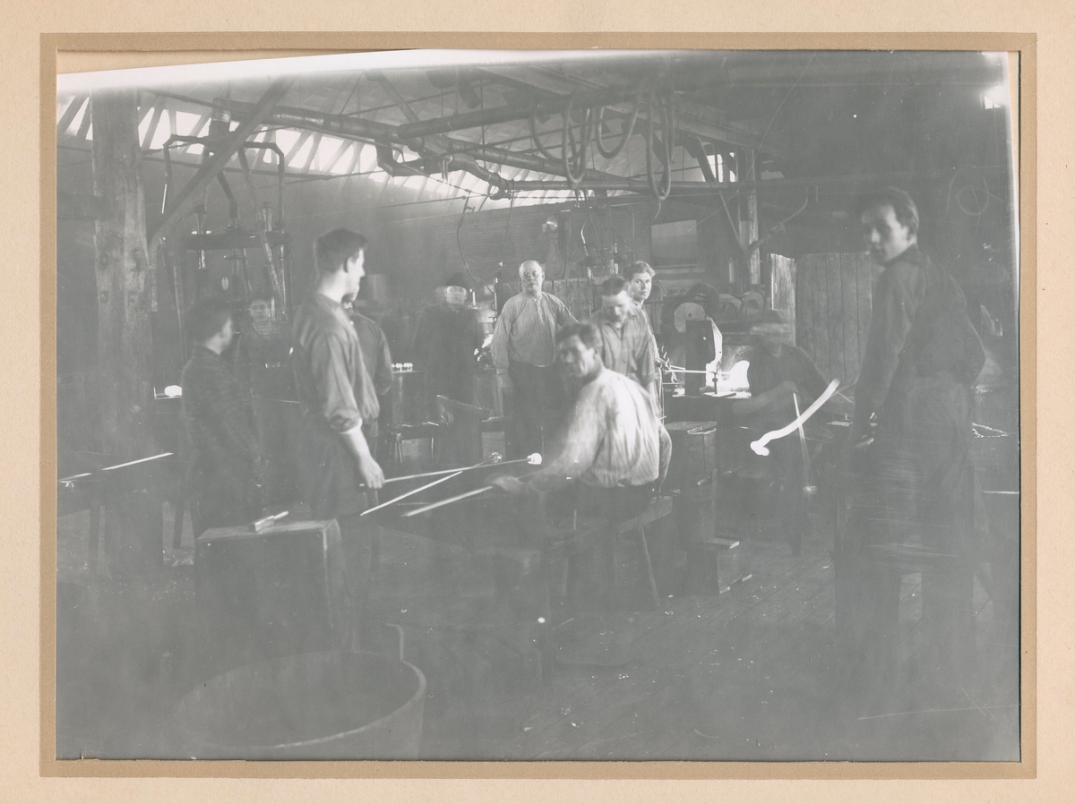 I hyttan på Åfors glasbruk 1922.