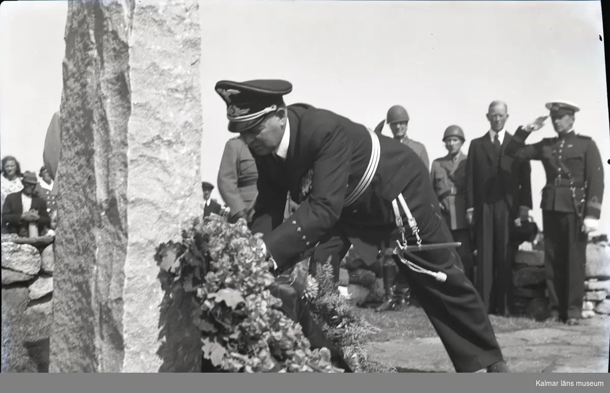 Tyske konsuln i Malmö lägger ner en krans vid minnesstenen över de sjömän som omkom vid minsprängningen utanför Gräsgård 1941.