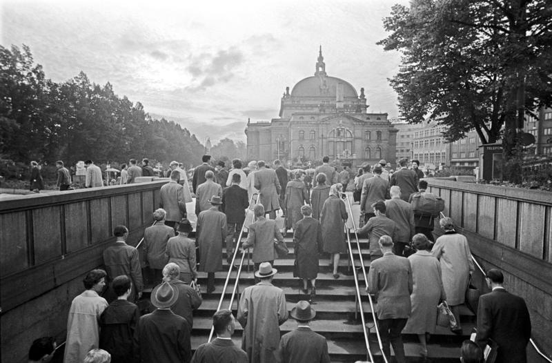Passasjerer på T-banen kommer opp på Nationaltheatret stasjon, Oslo. Fotografert 7. sept. 1962. (Foto/Photo)