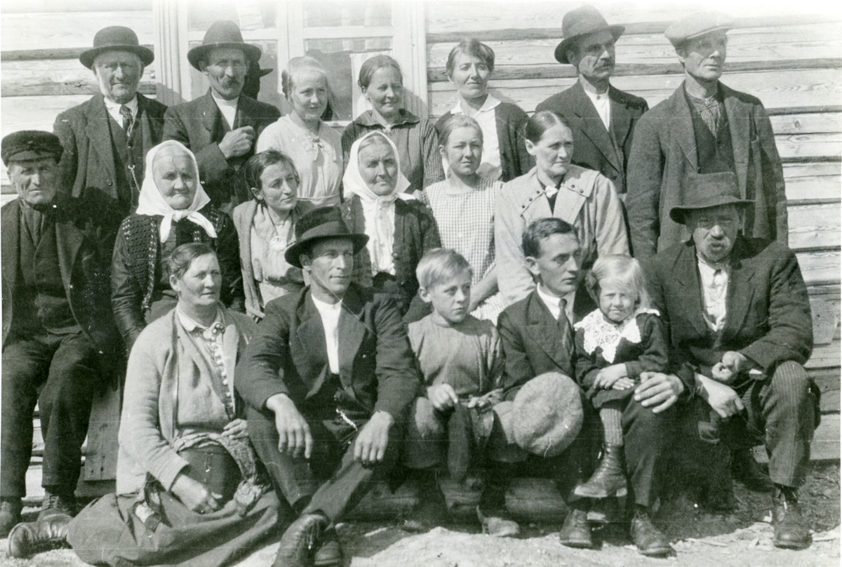 Gruppefoto frå Svartsetra, ca 1920.