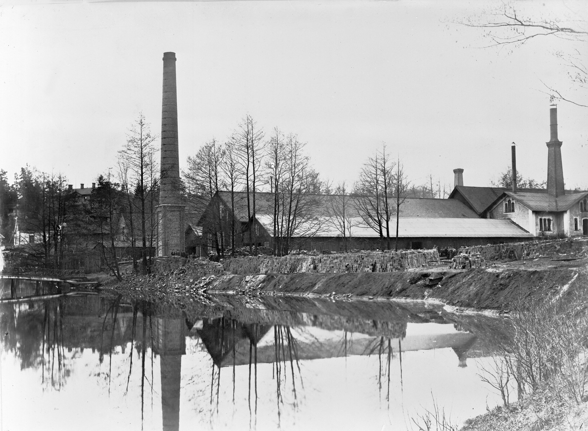Ankarsrums valsverk år 1890. Smedjan belägen bakom det vita ångpannehuset med halv tegel- och halv plåtskorsten till höger.