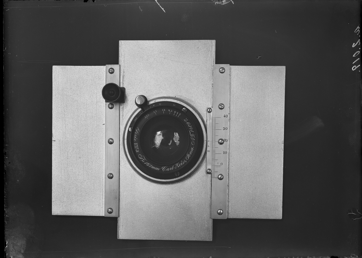 Objektiv serie V11 a F 163mm. Carl Zeiss, Jena nr 14097. Till kameran som användes på Andrées polarexpedition 1897.