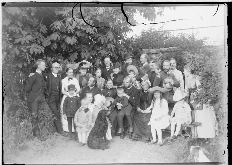 Mathiesen-familien samlet under en kastanje i hagen på Linderud gård. (Foto/Photo)