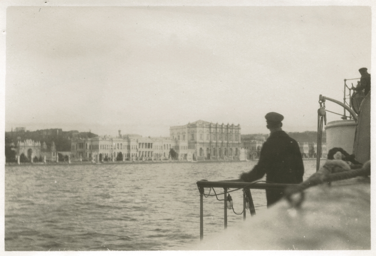Dolmabahçe-palatset i Istanbul, fotograferat från båt på Bosporen. Bilden är uppenbarligen tagen då Gunvald Berger 1925-1926 deltog i pansarkryssaren FYLGIAs långresa, som bl a gick genom Bosporen till Svarta Havet.
