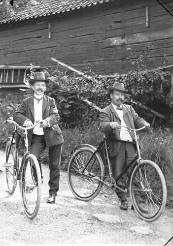 Trädgårdsmästare Johansson och murarmästare Karl Johnsson i Gränna med cyklar.