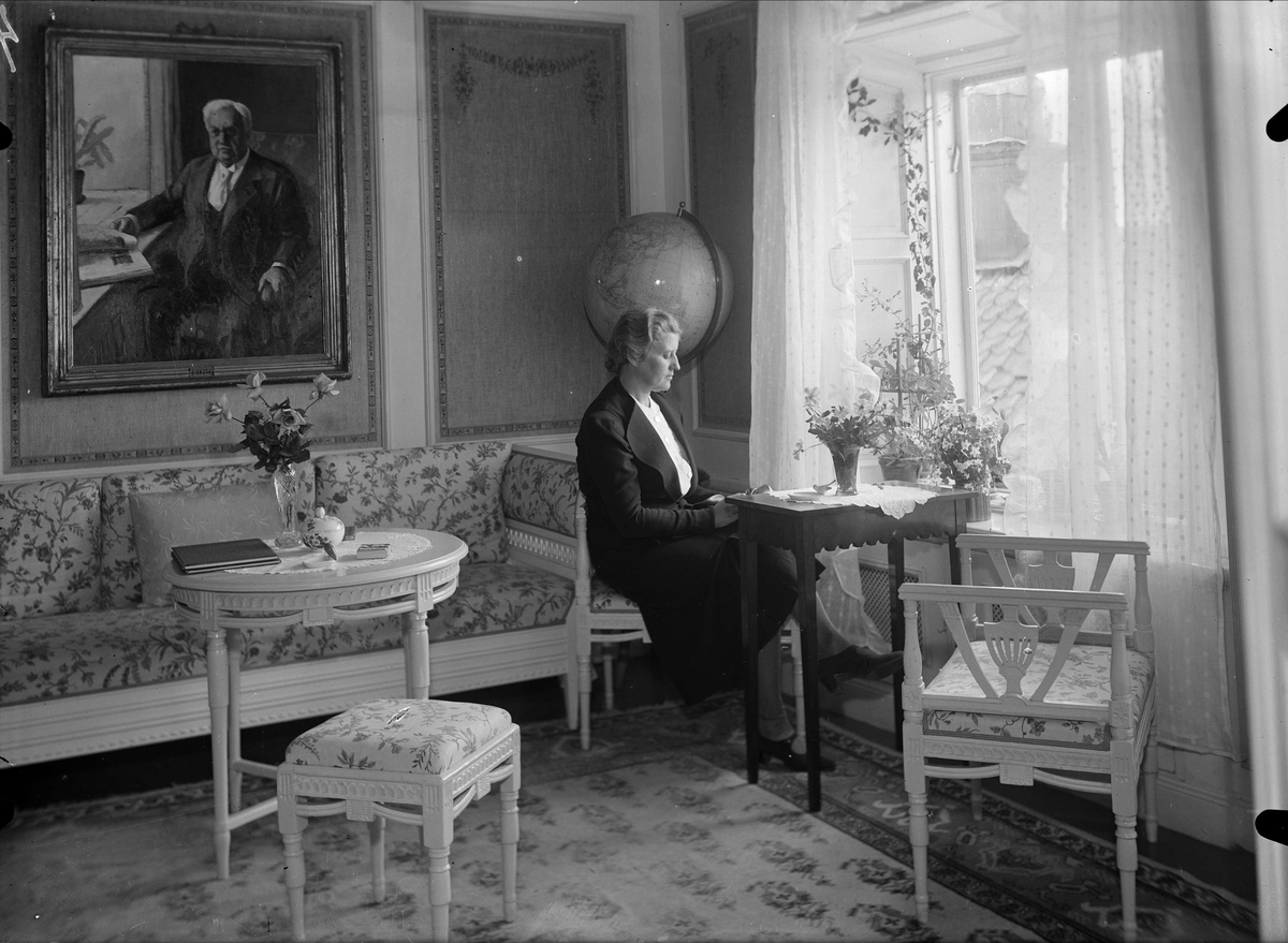 Kvinna vid fönster, Uppsala 1937