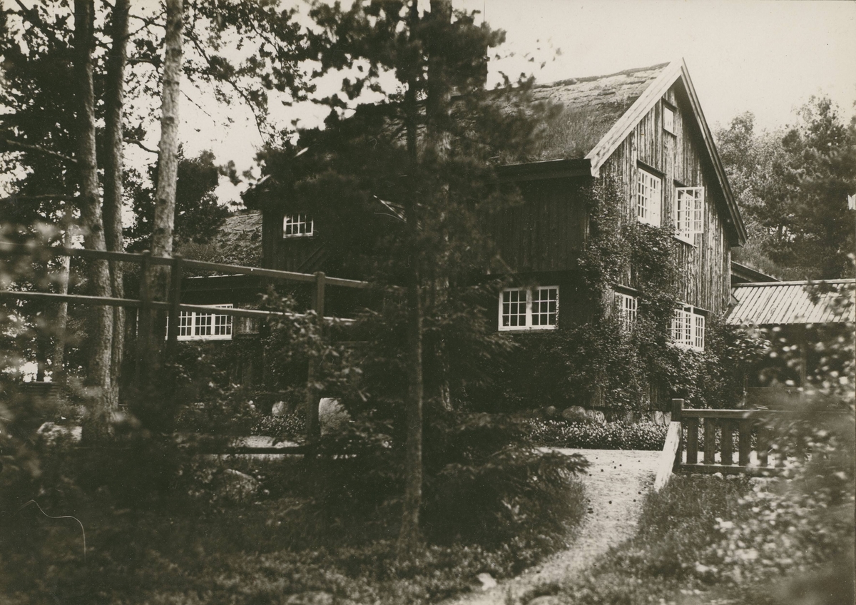 Arkitekt Olssons hus, Rh, (stadsarkitekt J Fred Olssons sommarvilla i Rinkabyholm, nuvarande Mandelblomsvägen 38).