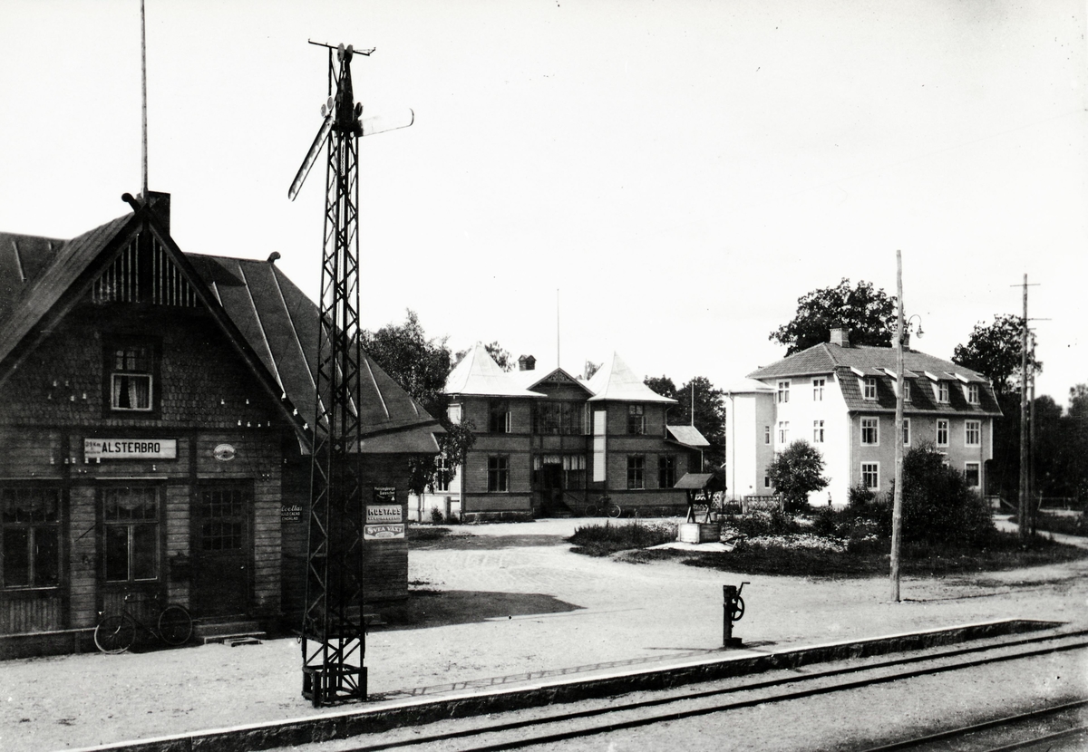 Parti av Alsterbro samhälle med järnvägsstationen till vänster och Engelbrekts hus mitt på fotot samt Anderssons hus till höger.