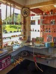 I et hjørne av butikken finnes mye til barn: trebiler, sverd, skjold, riddere og prinsesser, pil og bue, koppestell i porselen, trykkedyr, smykkeskrin mm. (Foto/Photo)